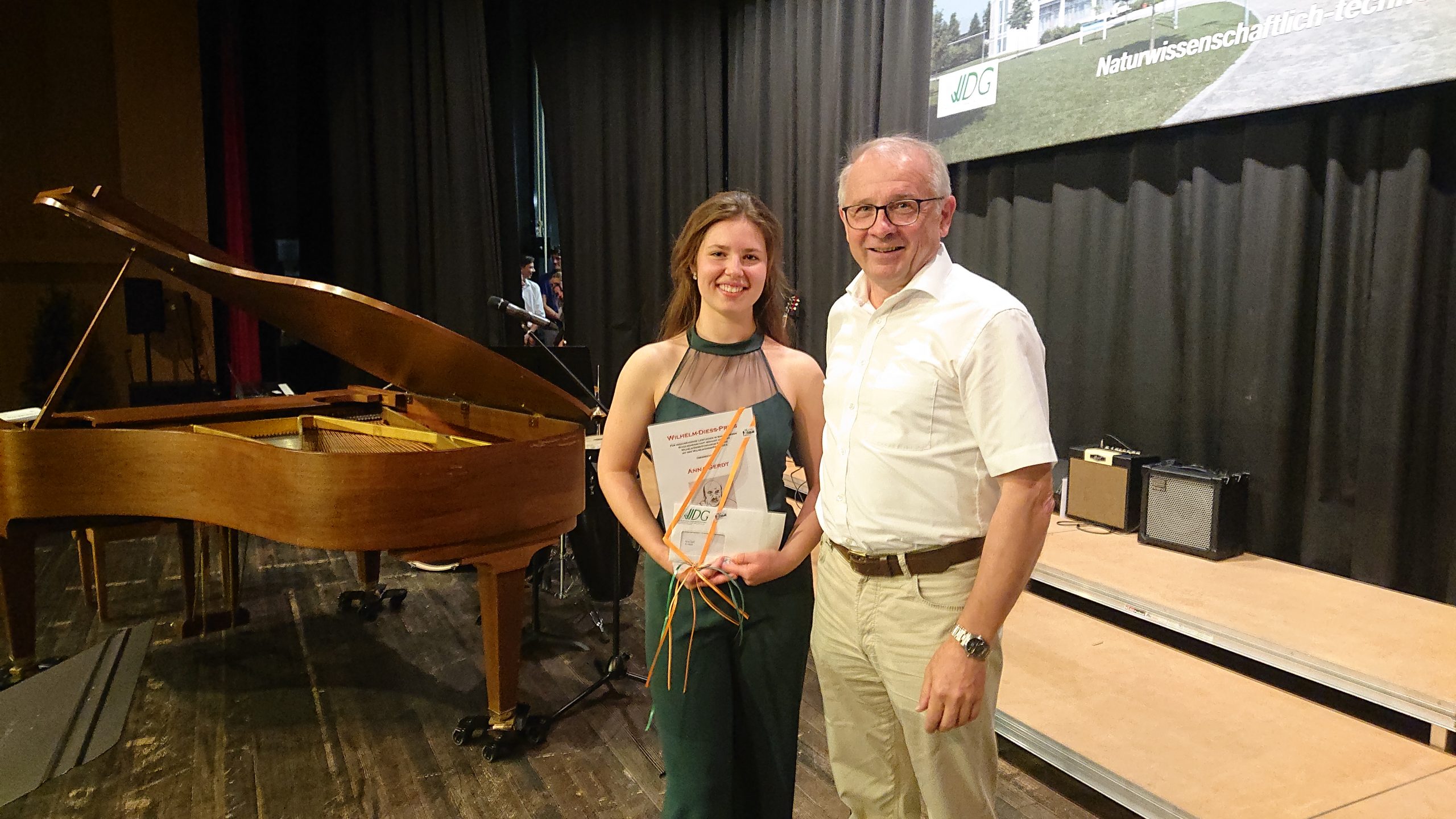 Schulleiter Martin Thalhammer überreichte Anna Gerdt den Wilhelm-Diess-Preis für herausragende außerschulische Leistungen.