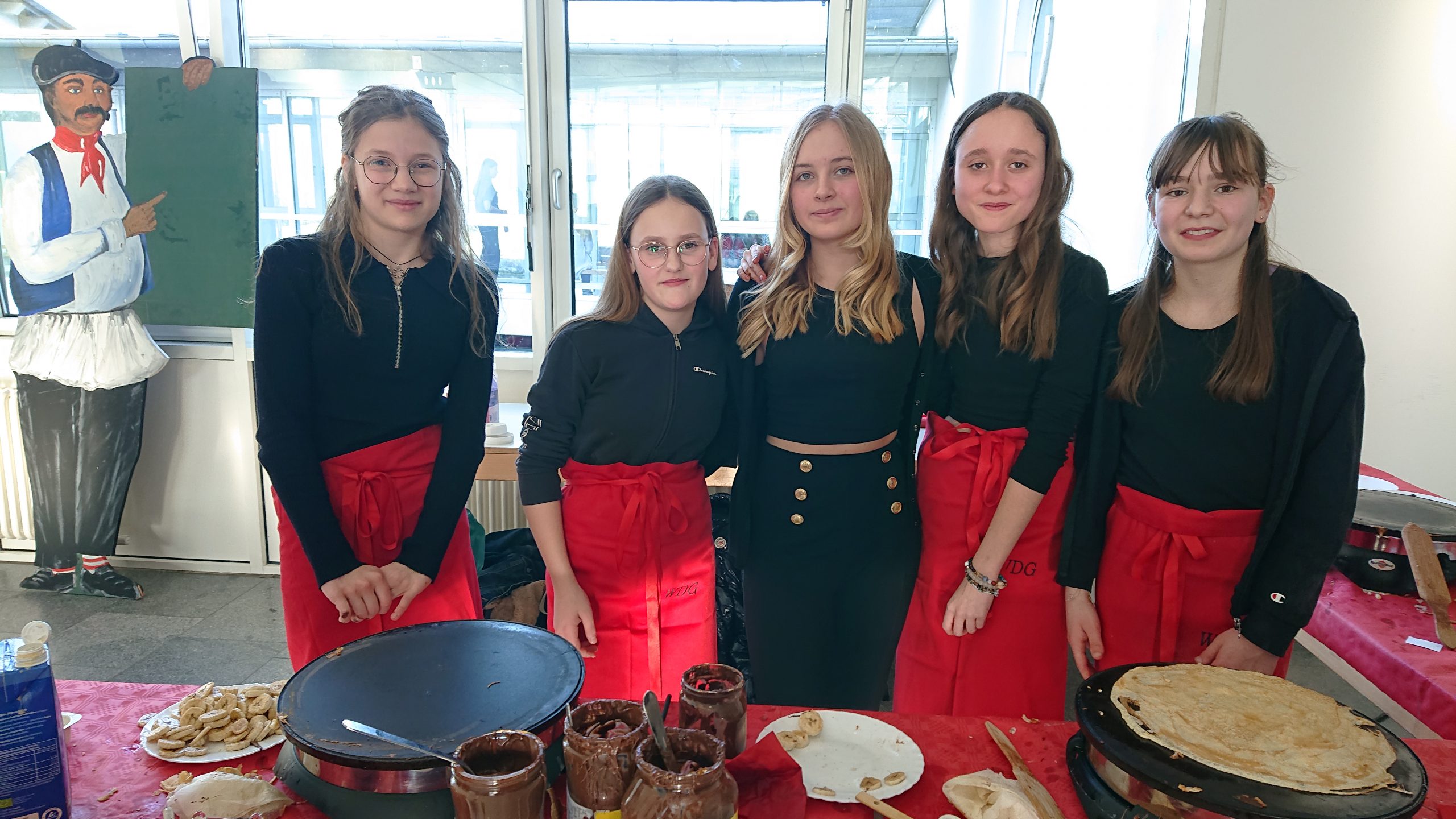 Die Schülerinnen und Schüler des Wahlkurses "Französisch Kochen" servierten den Besuchern frische Crêpes.