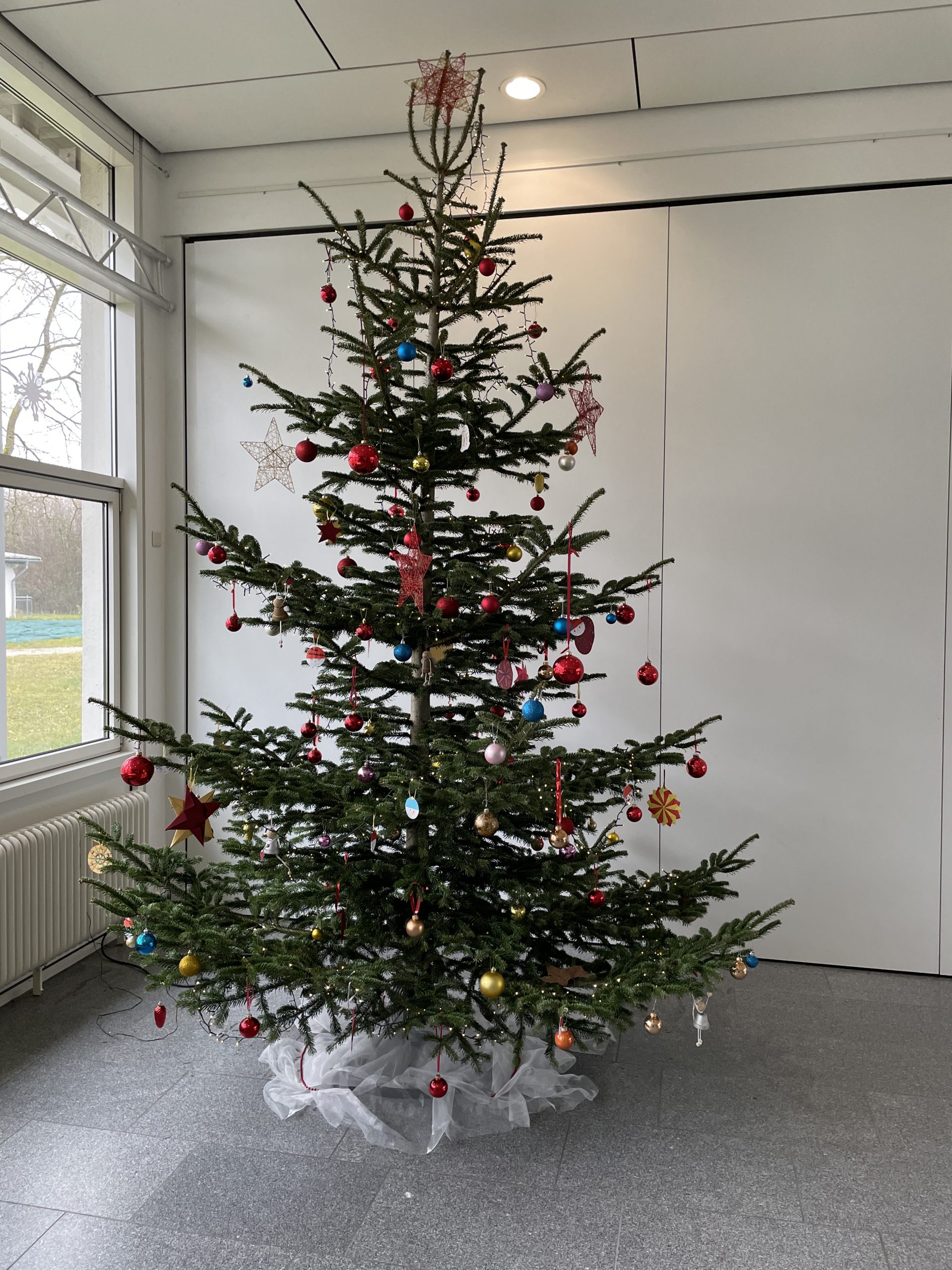 Unser Weihnachtsbaum, von der SMV liebevoll geschmückt