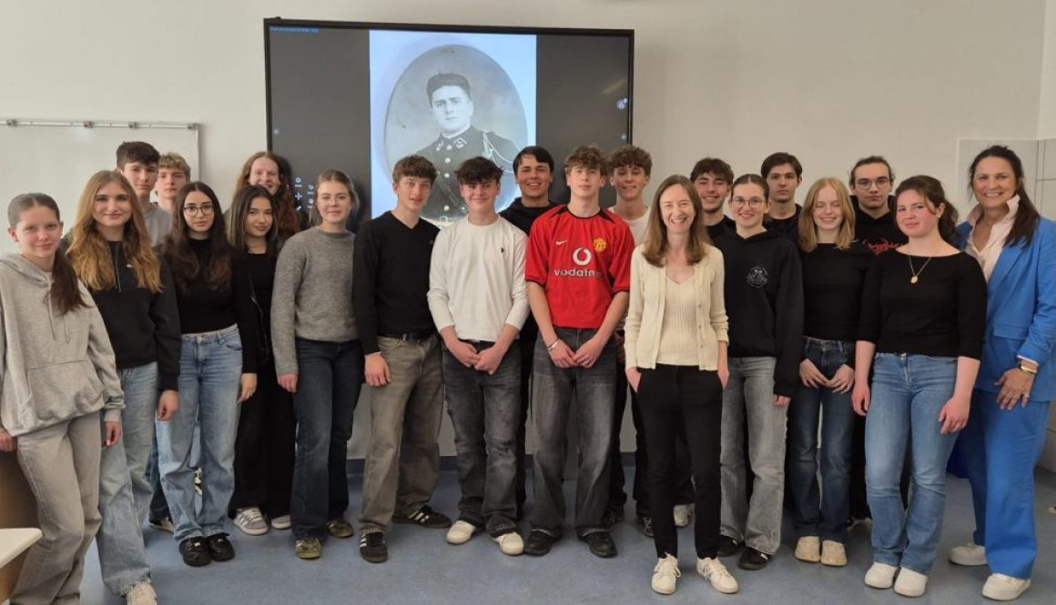 Projektteilnehmer der Klassen 11c und 11e mit Elke Hankofer-Bloch und Stv. Schulleiterin Hedi Maskos Projektteilnehmer der Klassen 11c und 11e mit Elke Hankofer-Bloch und Stv. Schulleiterin Hedi Maskos