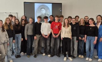 Projektteilnehmer der Klassen 11c und 11e mit Elke Hankofer-Bloch und Stv. Schulleiterin Hedi Maskos