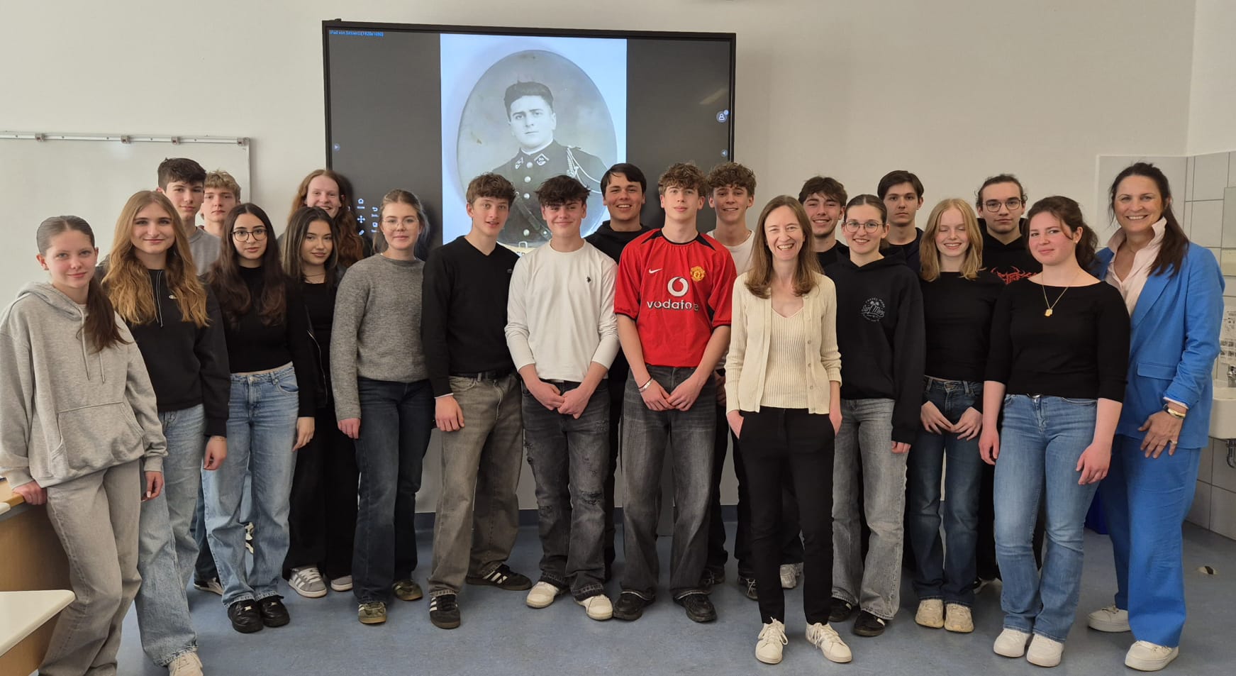 Projektteilnehmer der Klassen 11c und 11e mit Elke Hankofer-Bloch und Stv. Schulleiterin Hedi Maskos