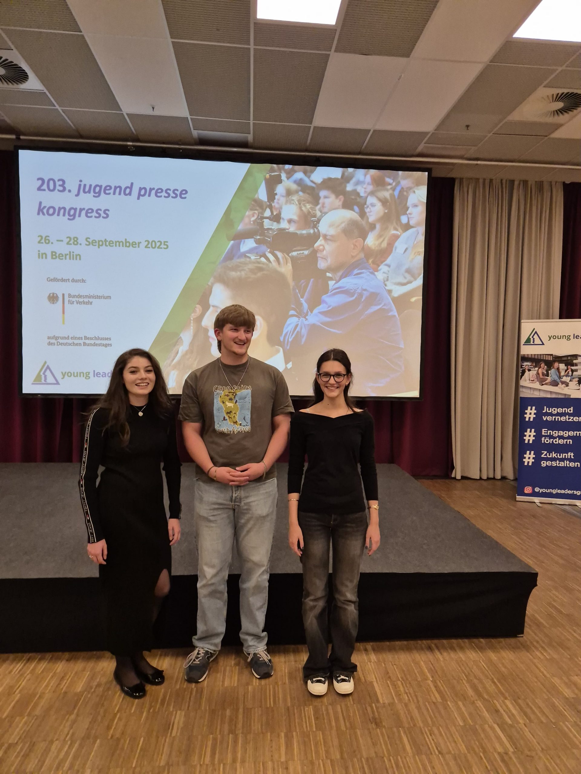 Kongressteilnehmer Flavia Cianciarulo und Raphael Pfaffinger mit Young-leaders-Teamerin Jovana Mihajlovic vom Gymnasium Pocking in Berlin.