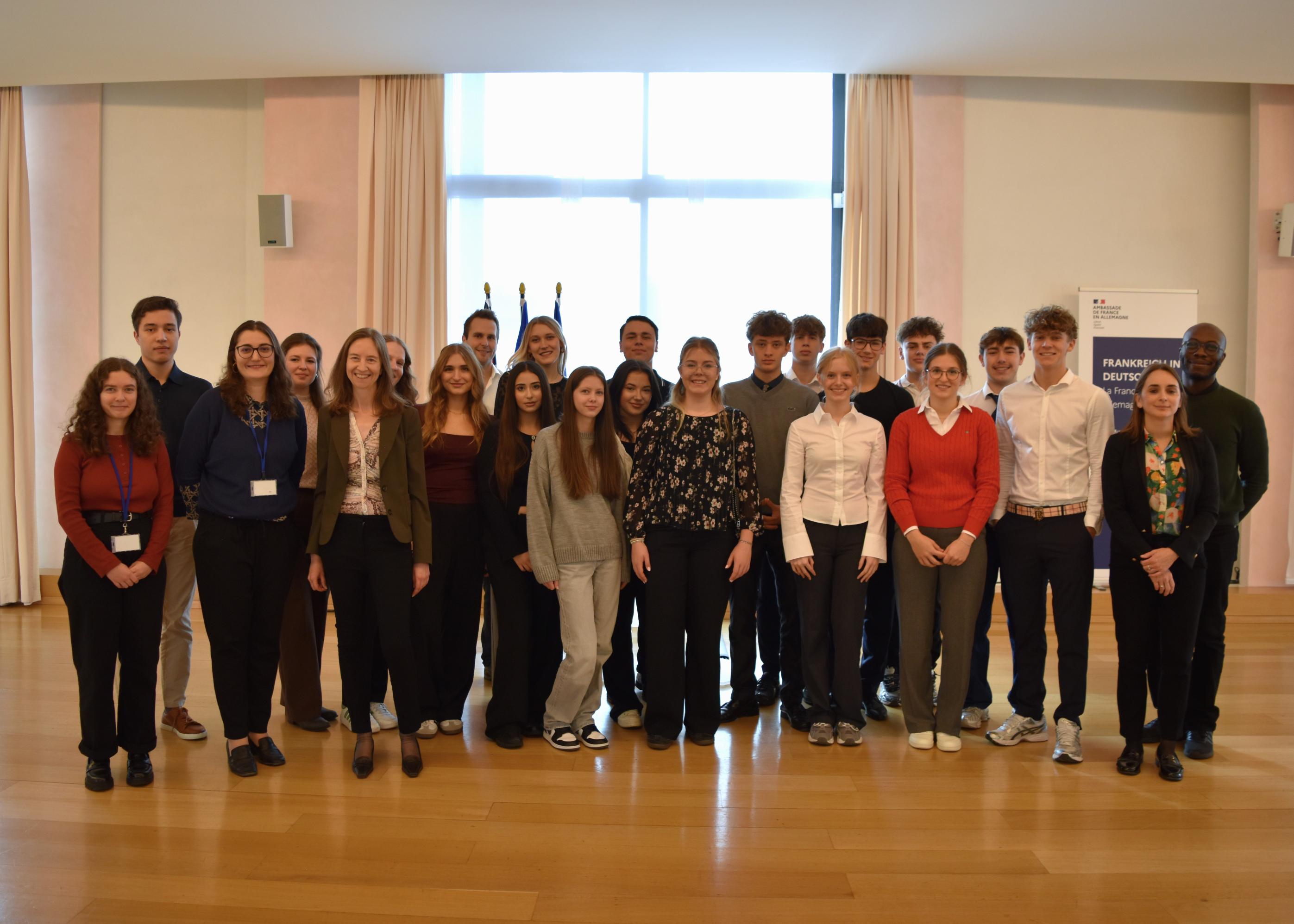 Feierlicher Empfang der Schülerinnen und Schüler des Pockinger Wilhelm-Diess-Gymnasiums in der französischen Botschaft in Berlin (v.l.): Gabrielle Lefève (pädagogische Referentin), Eva Claude (Bundesattachée für die französische Sprach- und Bildungskooperation), OStRin Elke Hankofer-Bloch (verantwortliche Lehrkraft), Andreas König (Begleitlehrkraft), Johanna Stilo (Botschaftsrätin) und Kenny Abbey (Botschaftsintendant).
