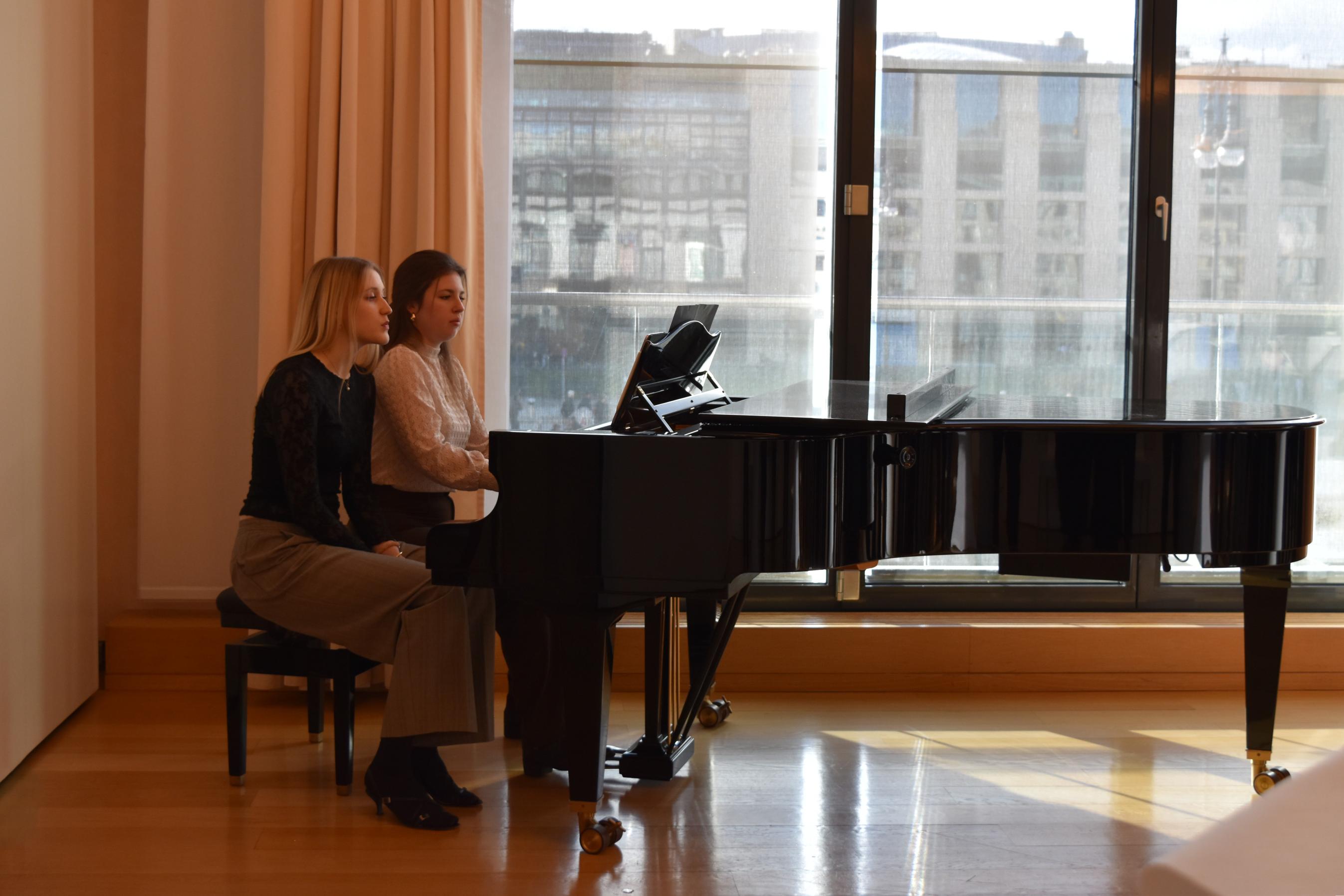 Anna Gerdt (Klavier) und Anna Rosa Desch (Gesang) präsentierten im Salon der Botschaft das eigens für das Projekt komponierte Lied.