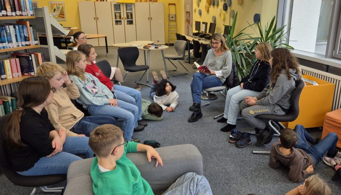 Sandra Kotter (Elternbeirat) liest den 5. Klassen vor