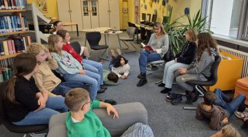 Sandra Kotter (Elternbeirat) liest den 5. Klassen vor