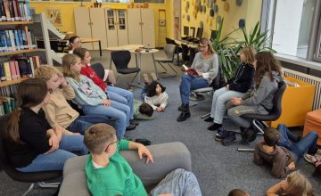 Sandra Kotter (Elternbeirat) liest den 5. Klassen vor