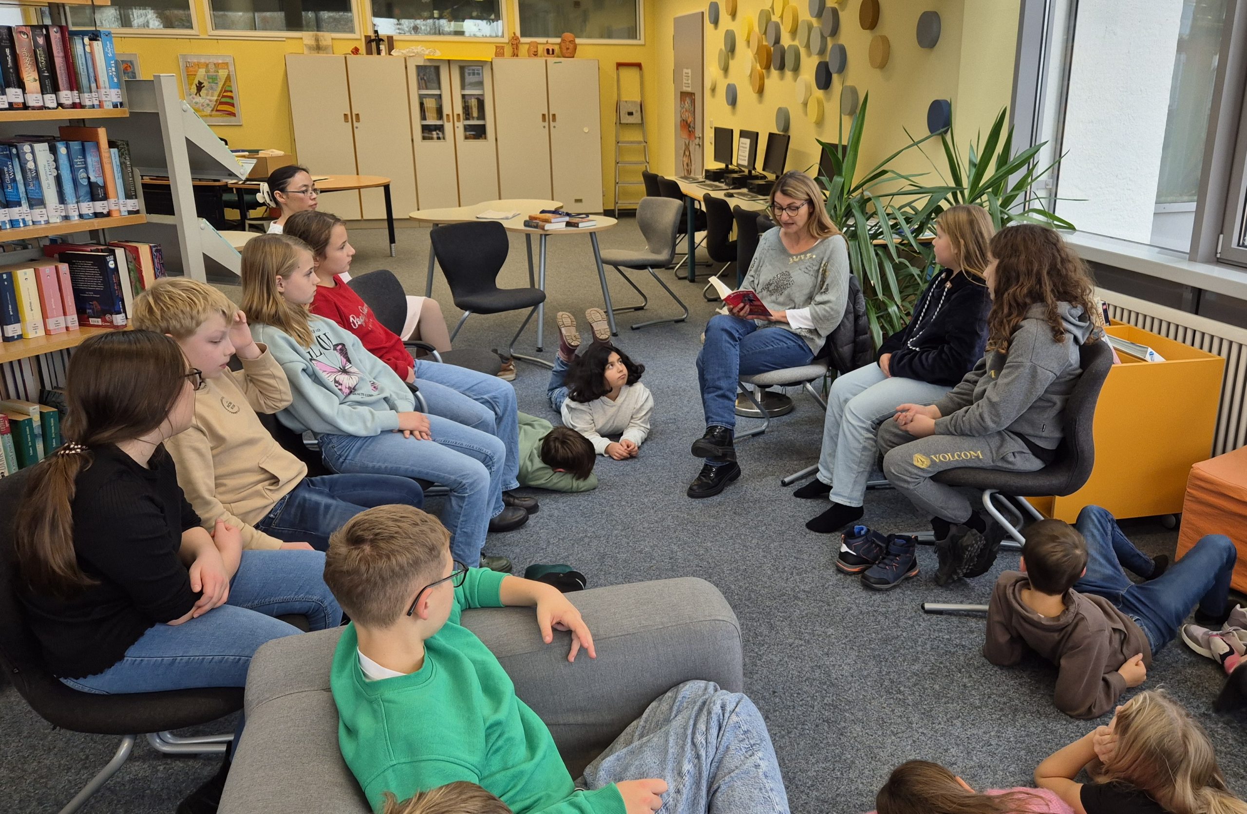 Sandra Kotter (Elternbeirat) liest den 5. Klassen vor