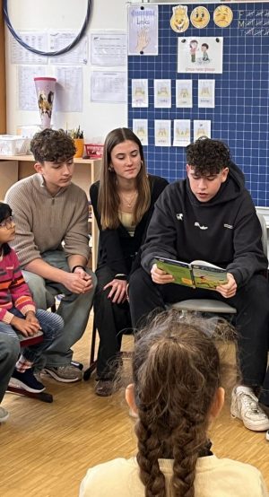 Zehntklässler lesen in der Grundschule