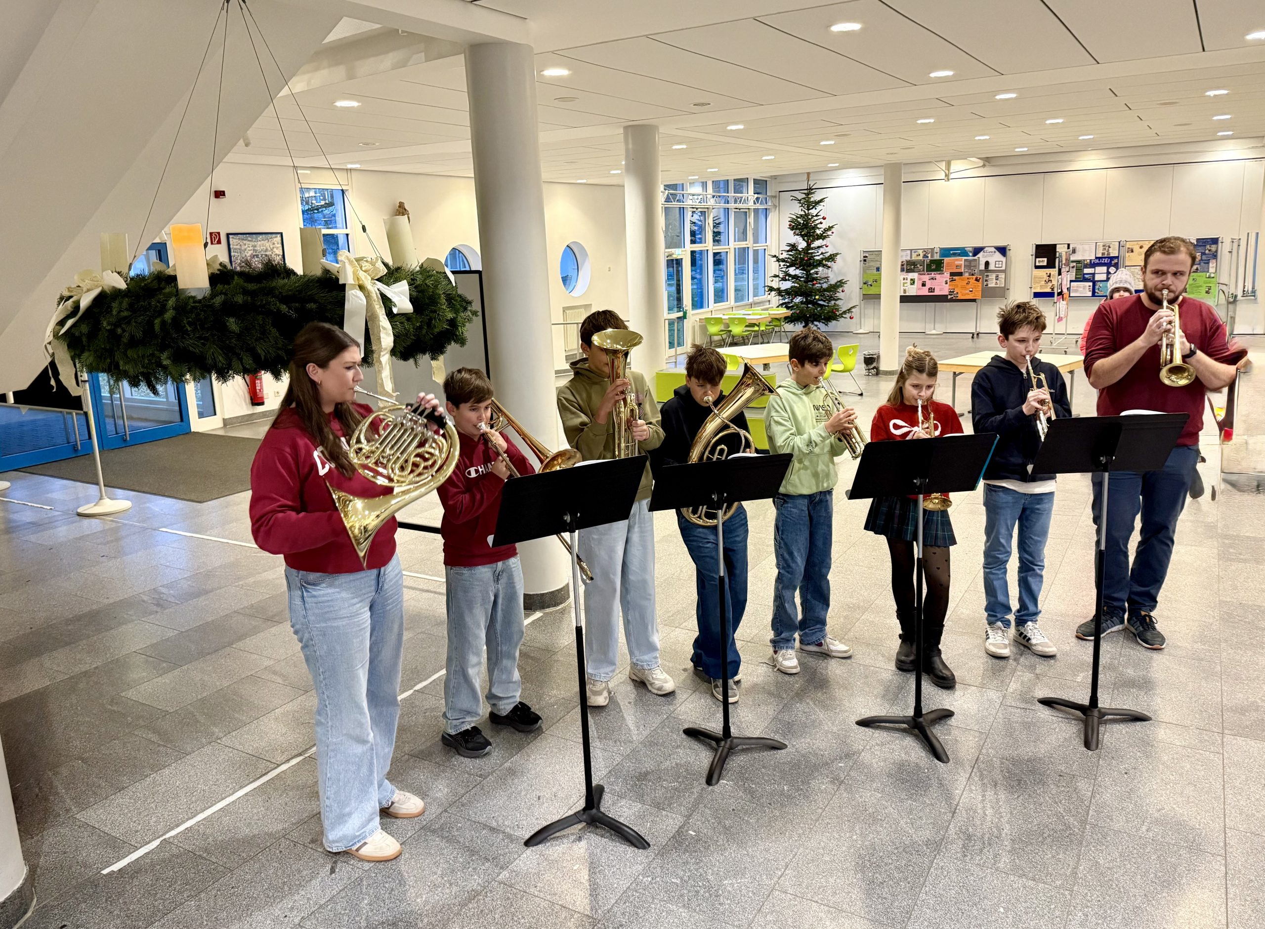 Zur Einstimmung auf Weihnachten findet am Wilhelm-Diess-Gymnasium in den letzten Wochen das traditionelle Adventsanblasen statt, bei dem die Bläsergruppe der Schule die Schulgemeinschaft musikalisch auf Weihnachten einstimmte. Jeden Montag um 7:30 Uhr verbreiteten die Musikerinnen und Musiker eine besinnliche Stimmung und erfreuten die Anwesenden mit ihren festlichen Klängen.