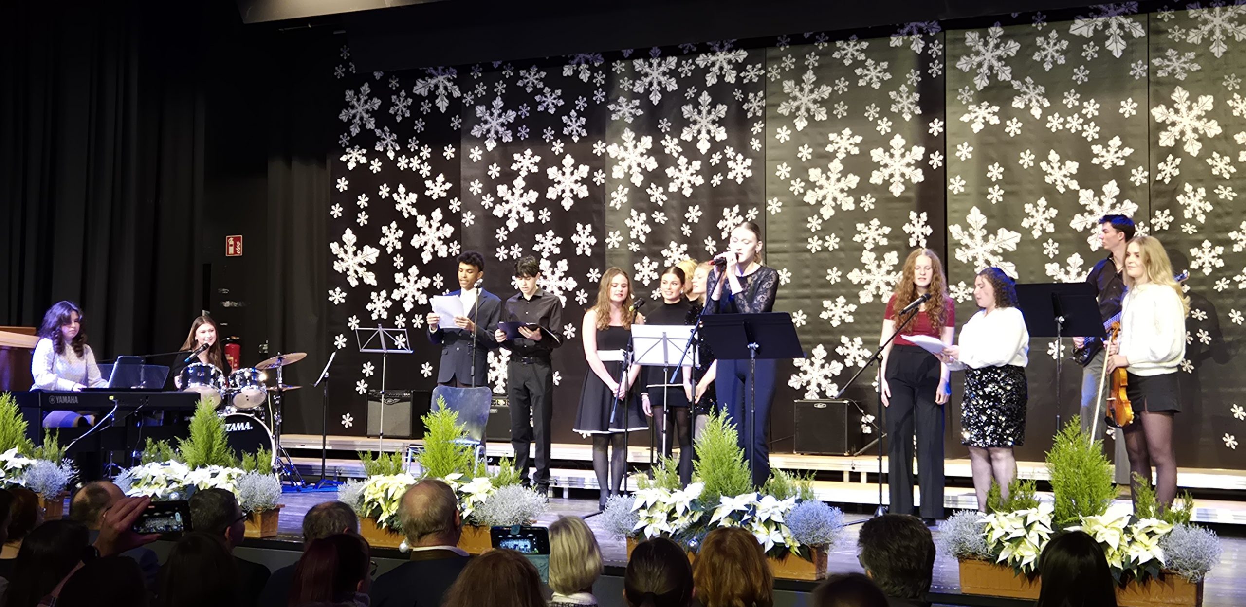 Mit einer rockigen Interpretation von "Do they know it's Christmas" zog die Schülerband Wilhelm's Whisper das Publikum in ihren Bann.