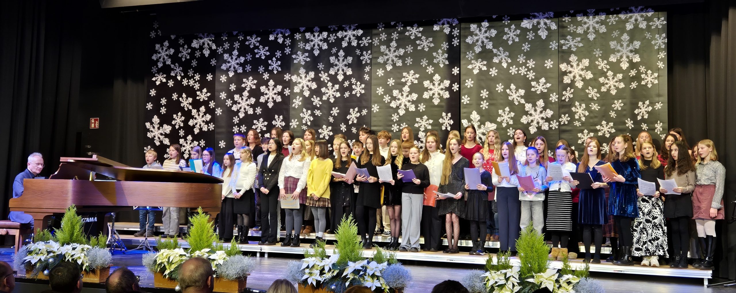 Der Unterstufenchor unter der Leitung von Bernhard Fußeder bezauberte unter anderem mit George Michaels Weihnachtsklassiker "Last Christmas" sowie dem ermutigenden "Read all about it" das Publikum beim Weihnachtskonzert in der Pockinger Stadthalle.