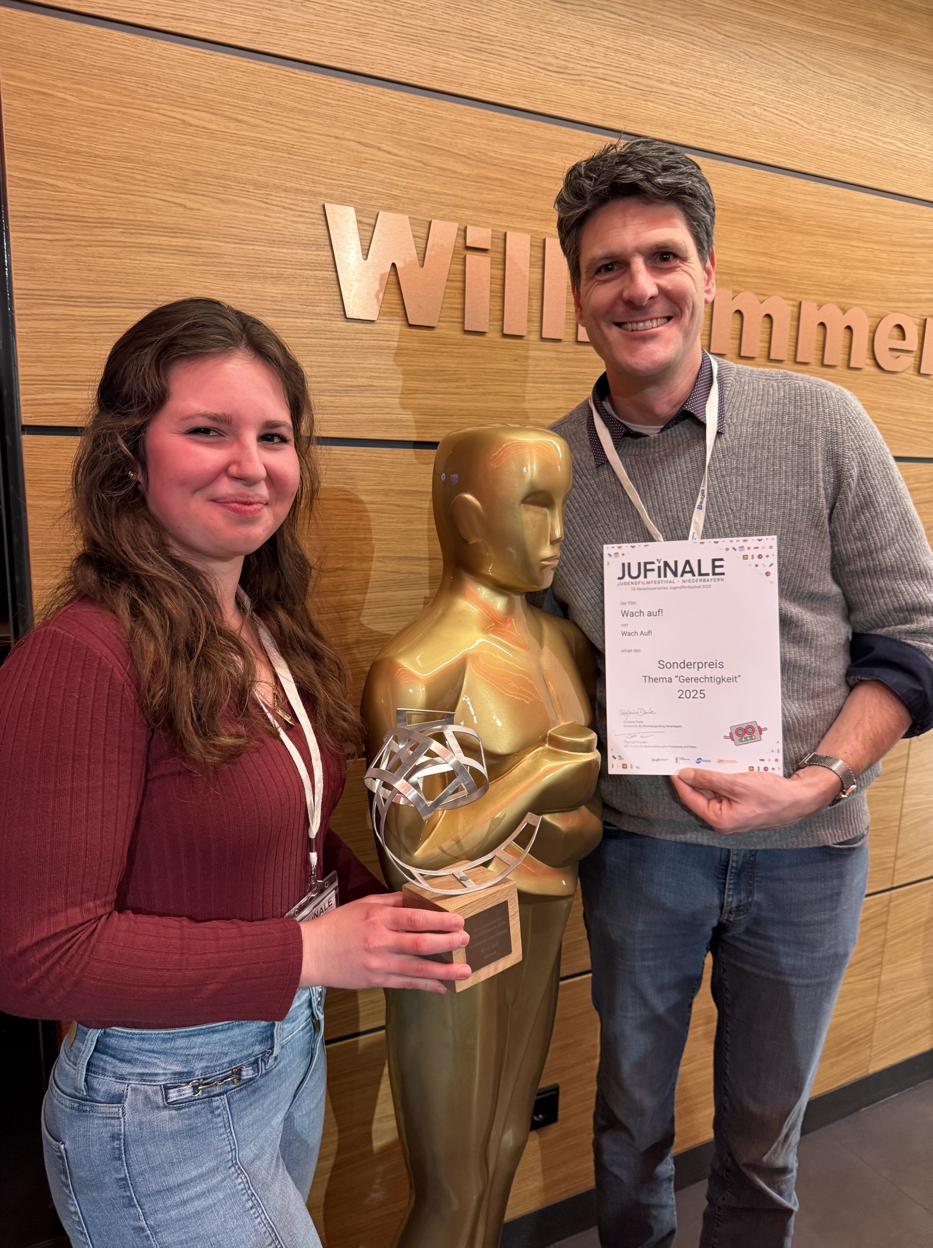 Anna Gerdt und Seminarlehrer Harald Grünwald freuen sich über den Sonderpreis "Gerechtigkeit"