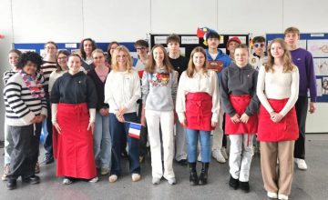 P-Seminar Französisch und Wahlkurs Frz. Küche mit Organisatorin Elke Hankofer-Bloch_cut