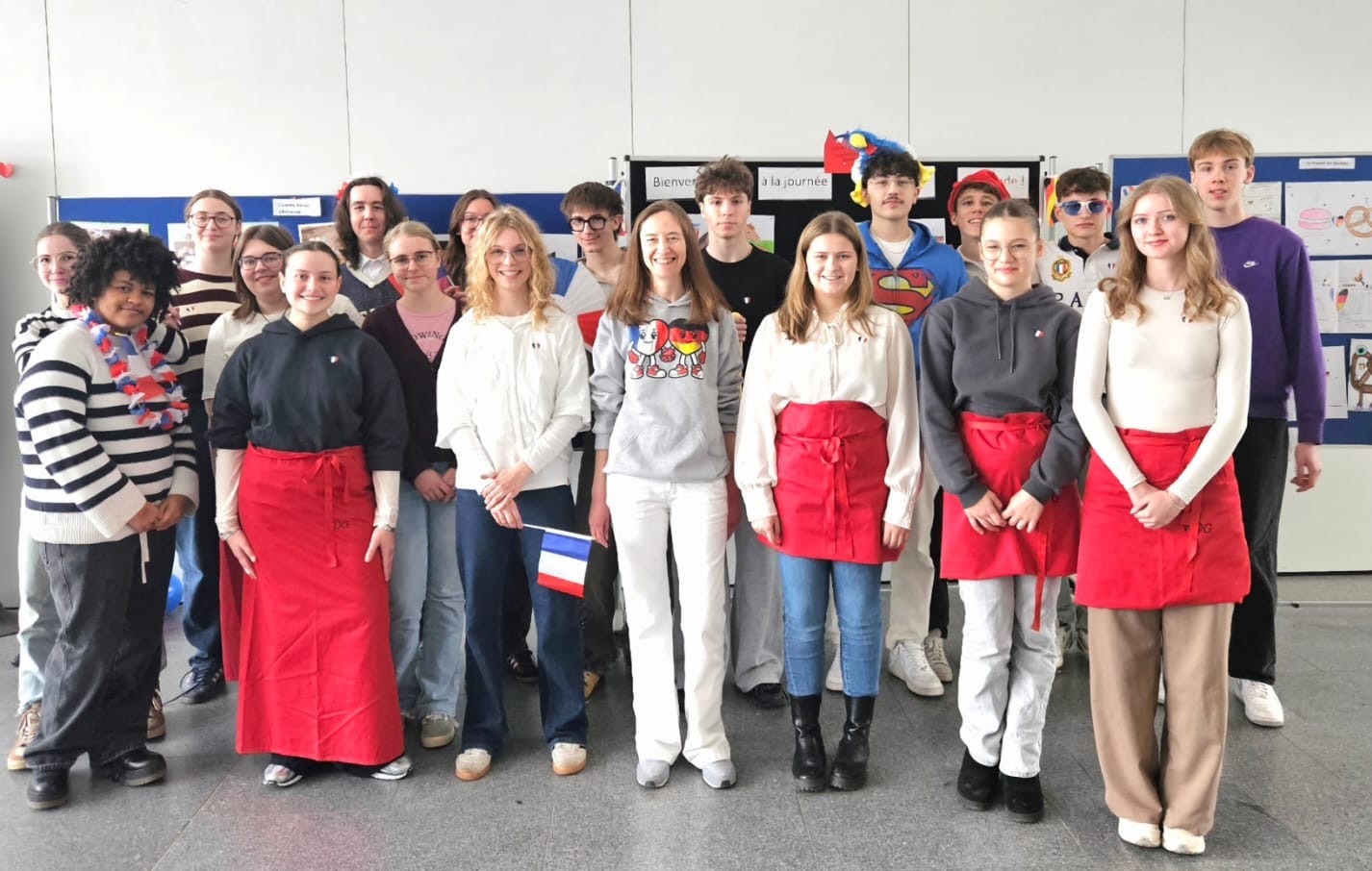 P-Seminar Französisch und Wahlkurs Frz. Küche mit Organisatorin Elke Hankofer-Bloch_cut