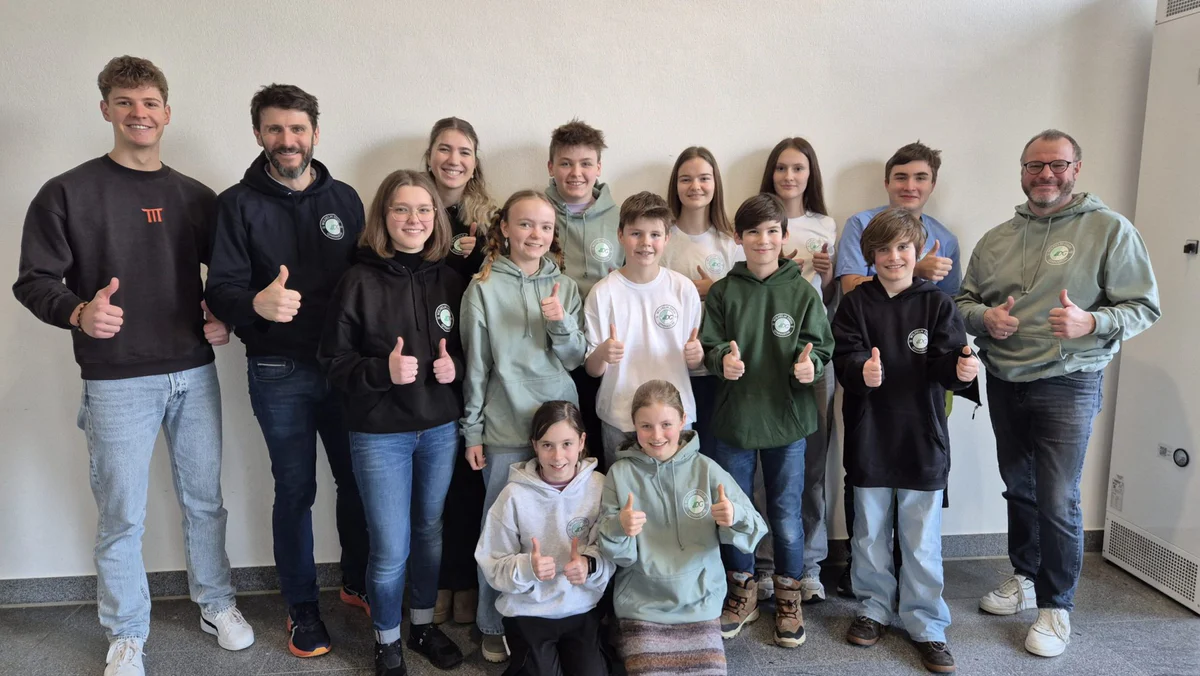 Moderner Look für ein starkes Wir-Gefühl
Ab sofort können Schülerinnen und Schüler sowie die Lehrkräfte am Wilhelm-Diess-Gymnasium die neue offizielle Schulkleidung tragen. Die Kollektion umfasst Hoodies, T-Shirts und Umhängetaschen in verschiedenen Farben – alle mit dem Schullogo versehen.