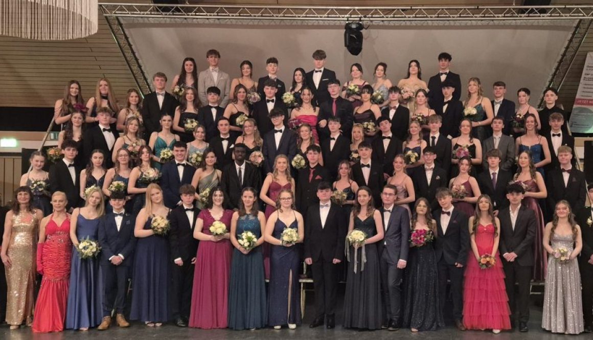 Gruppenbild (Tanzlehrerin Andrea Kraus, 1. R. 3. v. l. rotes Kleid) Gruppenbild (Tanzlehrerin Andrea Kraus, 1. R. 3. v. l. rotes Kleid)