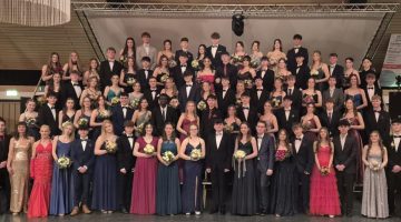 Gruppenbild (Tanzlehrerin Andrea Kraus, 1. R. 3. v. l. rotes Kleid)