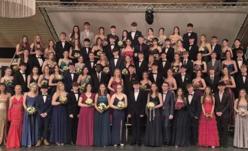 Gruppenbild (Tanzlehrerin Andrea Kraus, 1. R. 3. v. l. rotes Kleid)