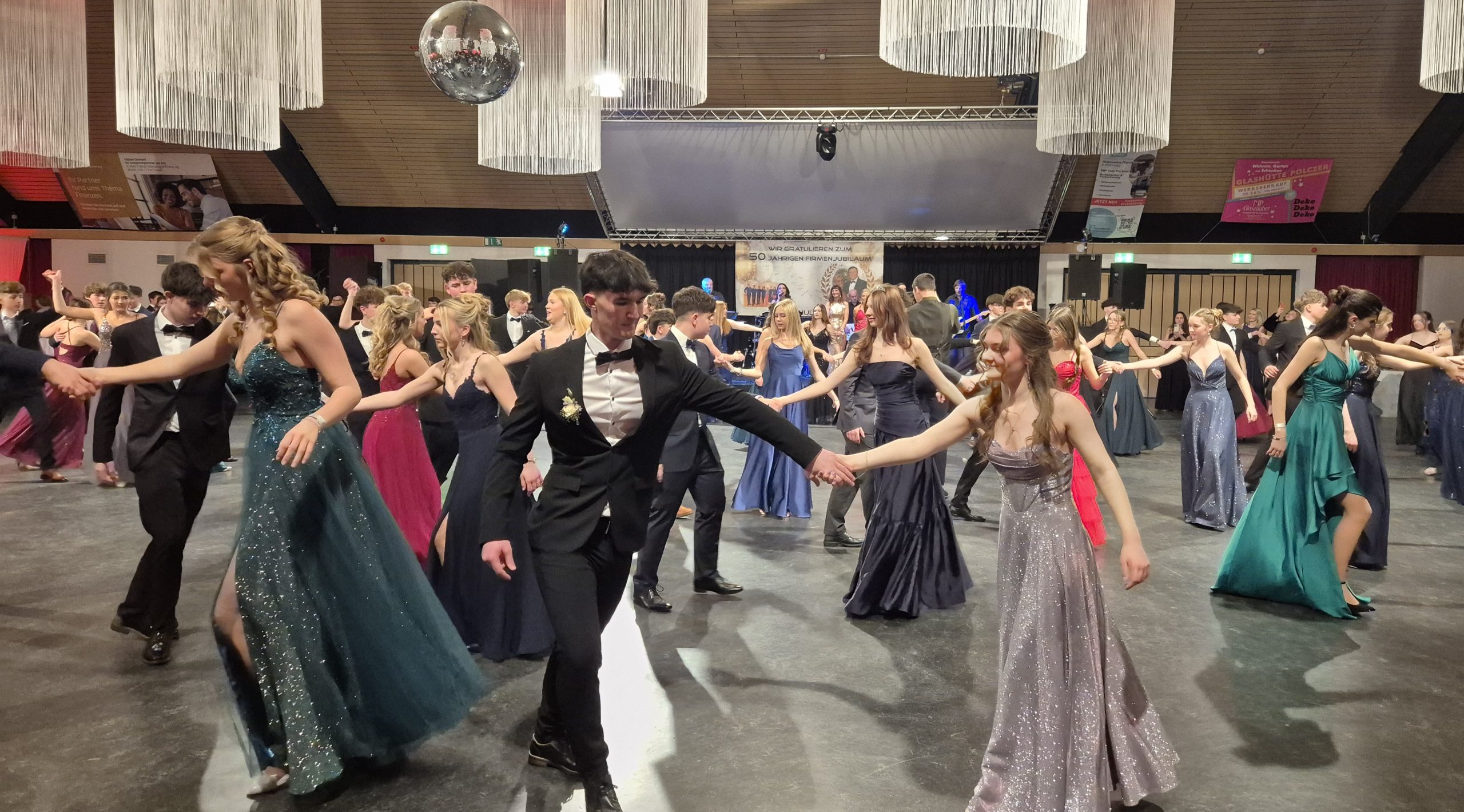 Tanzen macht Spaß und ist Sport - hier wirbeln die Debütanten übers Parkett.