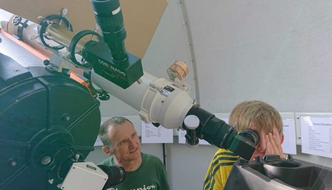Astronomietag am Wilhelm-Diess-Gymnasium Unter der Anleitung von Stephan Wimmer (l.) lassen sich am Samstag bei freiem Eintritt vielfältige Himmelsobjekte beobachten