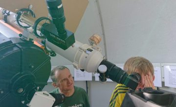 Astronomietag am Wilhelm-Diess-Gymnasium Unter der Anleitung von Stephan Wimmer (l.) lassen sich am Samstag bei freiem Eintritt vielfältige Himmelsobjekte beobachten