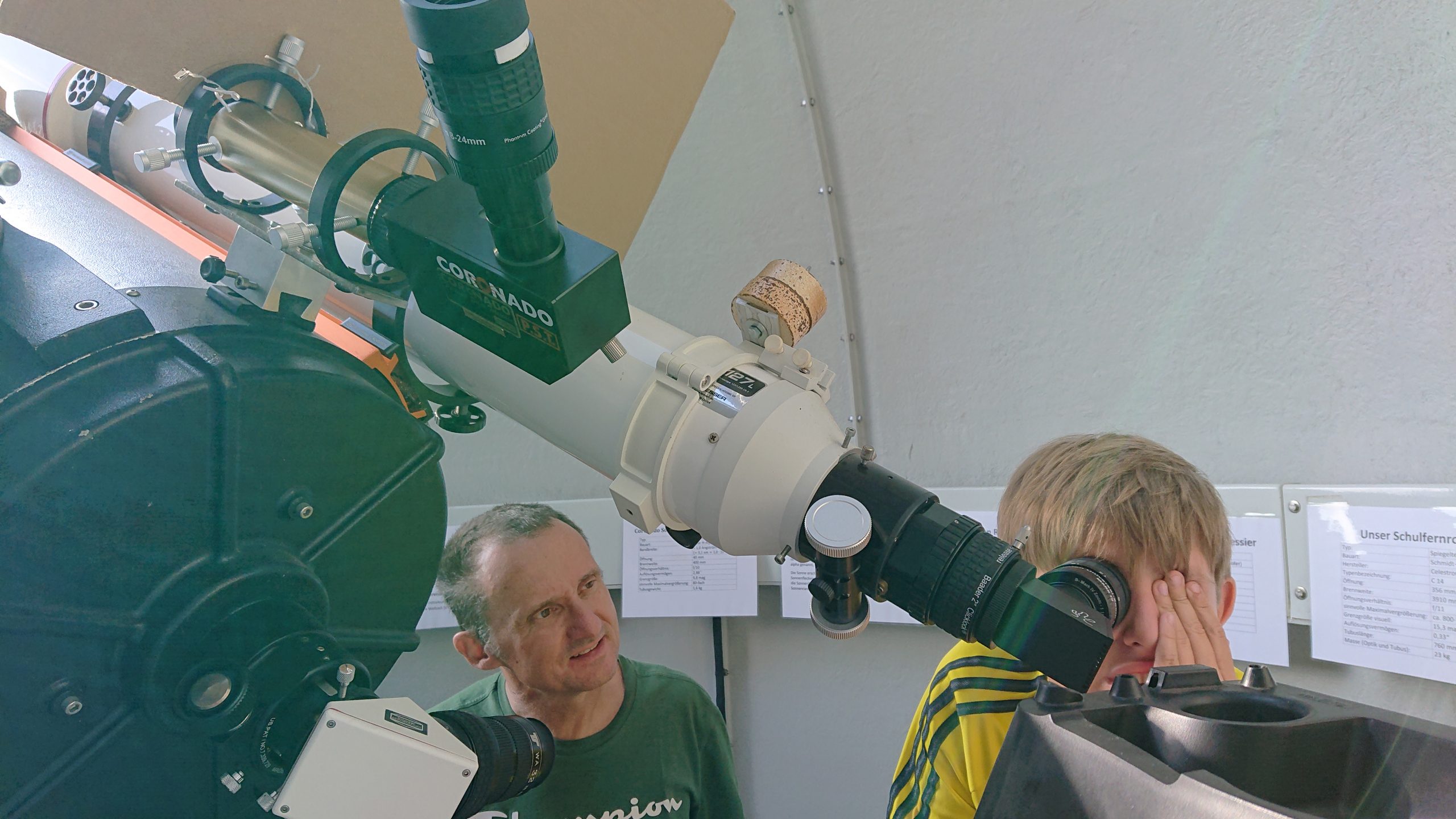 Astronomietag am Wilhelm-Diess-Gymnasium Unter der Anleitung von Stephan Wimmer (l.) lassen sich am Samstag bei freiem Eintritt vielfältige Himmelsobjekte beobachten