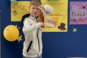 Einige Sechstklässler führten Zaubertricks vor, die im Rahmen der Vorgangsbeschriebung im Fach Deutsch eisntudiert worden waren Einige Sechstklässler führten Zaubertricks vor, die im Rahmen der Vorgangsbeschriebung im Fach Deutsch eisntudiert worden waren