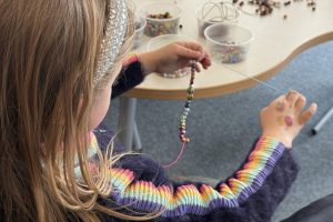 In der Bibliothek konnten die Kinder römische Schmuckstücke basteln In der Bibliothek konnten die Kinder römische Schmuckstücke basteln
