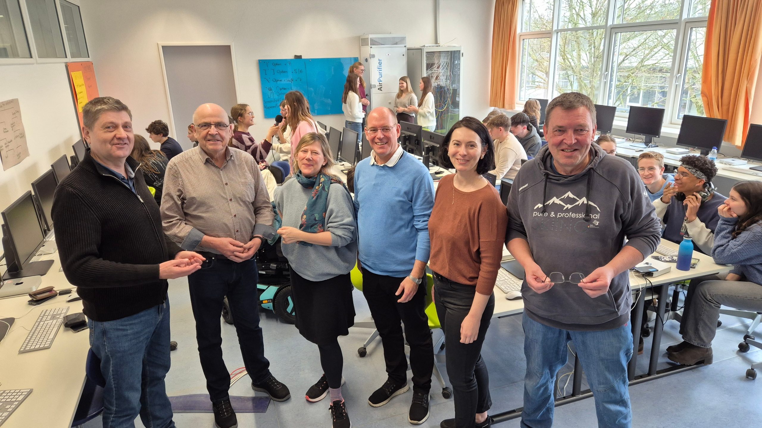 Das Referententeam der Wissenschaftswoche am Gymnasium Pocking mit Medientrainer Gunther Schnatmann (v.l.n.r.), Medienchoach Helmut Göb, Regisseurin Antje Drinnenberg, Projektorganisator Stephan Wrana, Cross-Media-Expertin Olivia Ulbin-Sommeregger und BR-Studioleiter Lui Knoll.