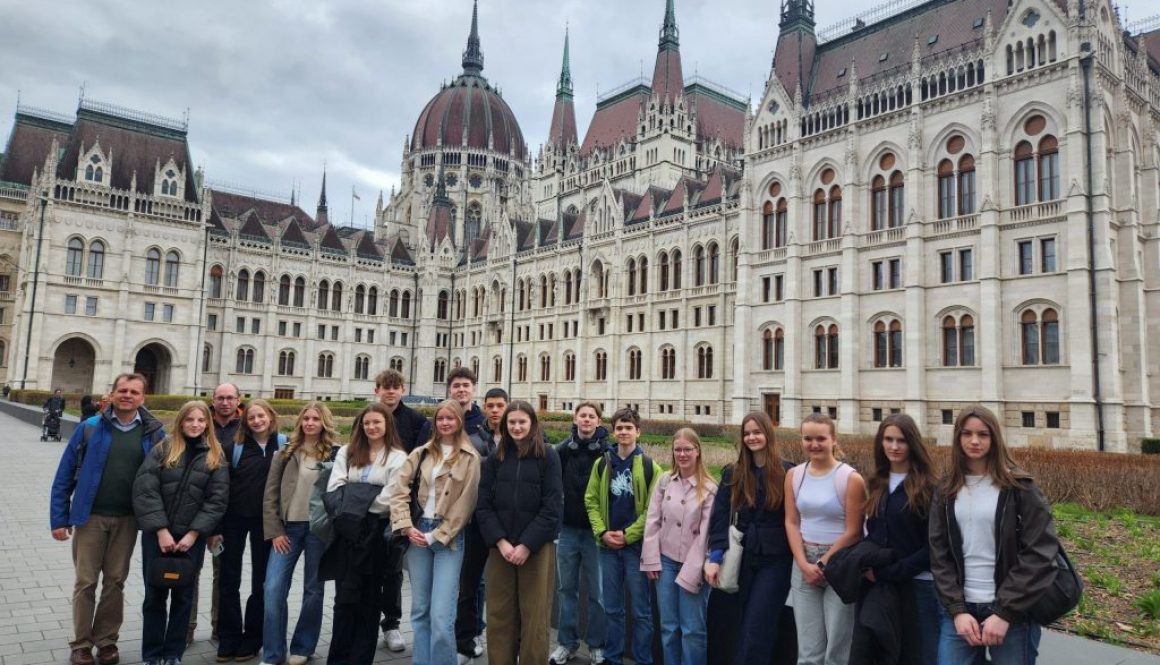 Die Pockinger Austauschgruppe vor dem Parlamentsgeböude in Budapest
