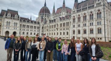 Die Pockinger Austauschgruppe vor dem Parlamentsgeböude in Budapest