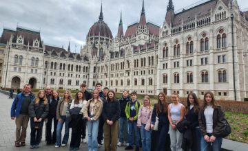 Die Pockinger Austauschgruppe vor dem Parlamentsgeböude in Budapest