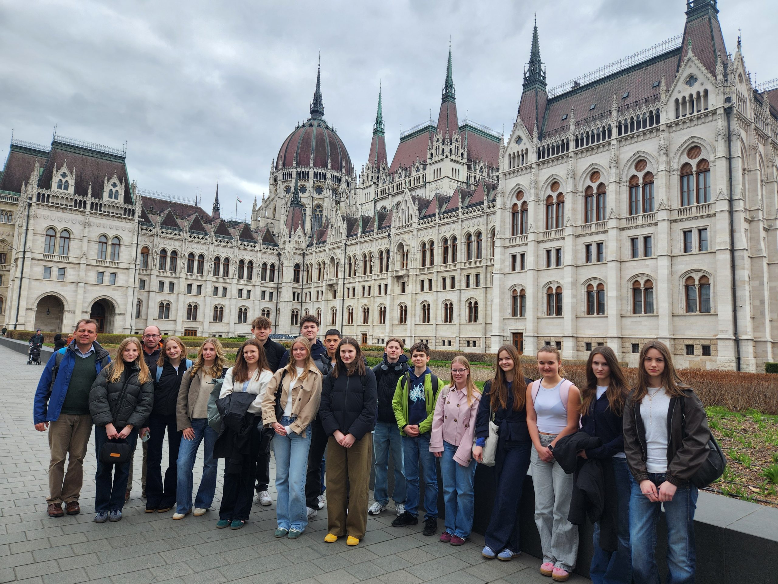 Die Pockinger Austauschgruppe vor dem Parlamentsgeböude in Budapest