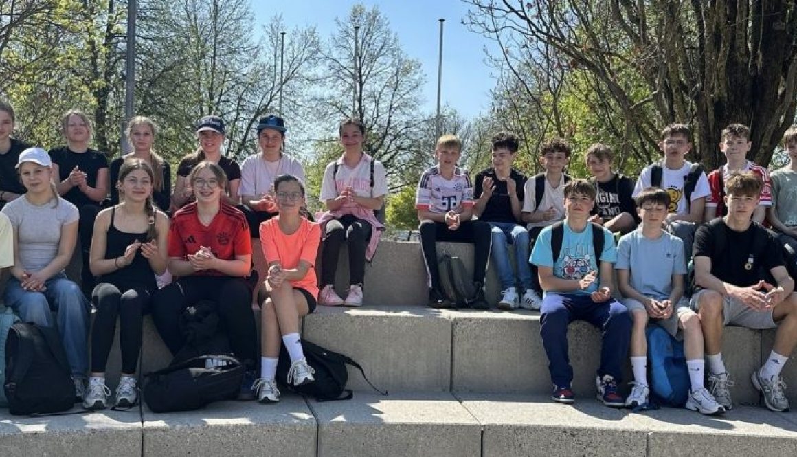 OStRin Maria Kasbauer mit der Klasse 7b