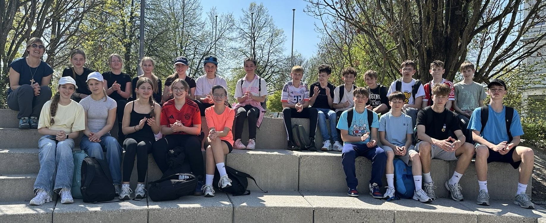 OStRin Maria Kasbauer mit der Klasse 7b