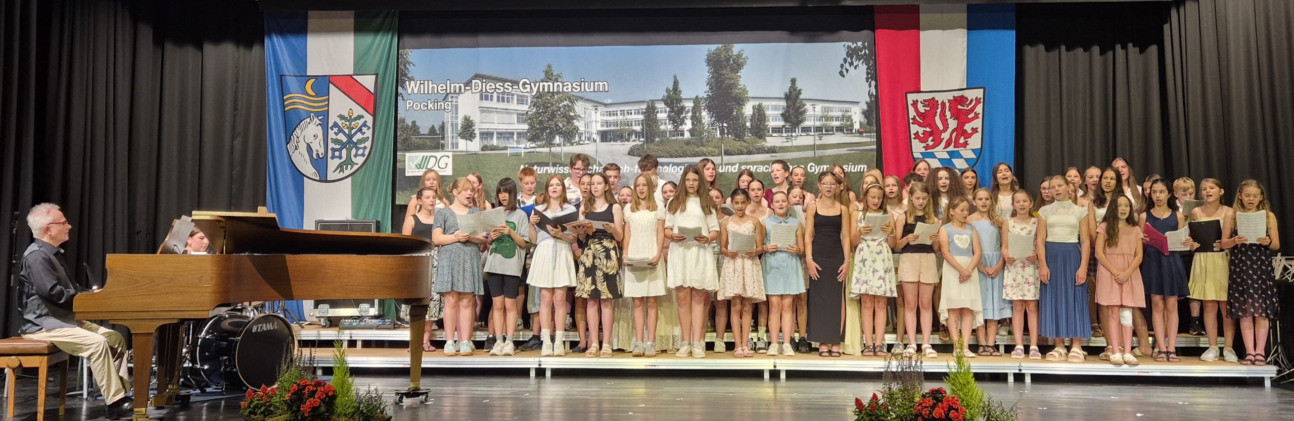 Der Unterstufenchor bildete den stimmungsvollen Auftakt des Sommerkonzerts in der Pockinger Stadthalle.