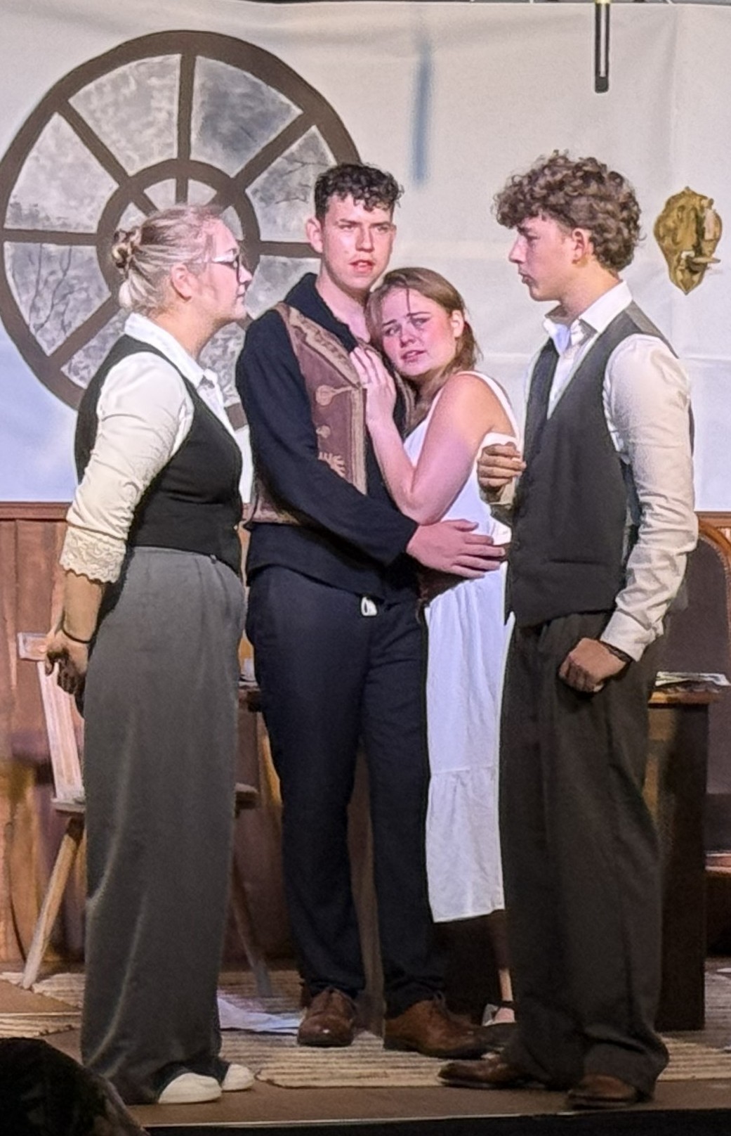 Schreiber Licht und Gerichtsrat Walter besprechen das weitere Vorgehen, während sich Ruprecht und Eve im Hintergrund versöhnt haben.